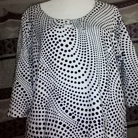 A LINE WOMAN 1X BLOUSE TOP SILVER ACCENT 3/4 SLEEVES WHITE W/ BLACK DOTS SPIRAL - Picture 1 of 8